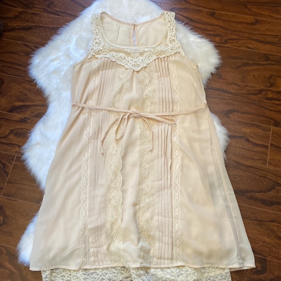 Beautiful nude coloured dress in size S - Picture 4 of 11